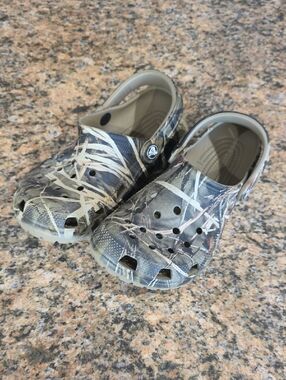 CROCS Kids' Clog in Realtree Camo Pattern - Size 5